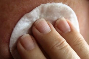 Rimuovere il trucco rimane e altri cosmetici prima di utilizzare il tuo epilatore IPL per la depilazione facciale