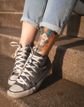 È possibile utilizzare un'epilatore elettrico in quelle aree con tatuaggi o polka di grandi punti che non è possibile esprimere con un'intensa luce pulsata